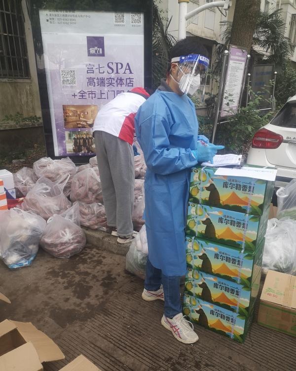 上海女生比大白叔叔还高，选考生物做起核酸助手，边迎战高考边志愿服务