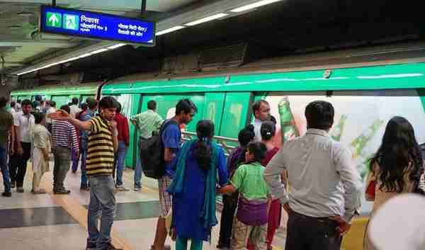 中国游客第一次体验印度地铁：整洁有序，设施先进，不比中国差
