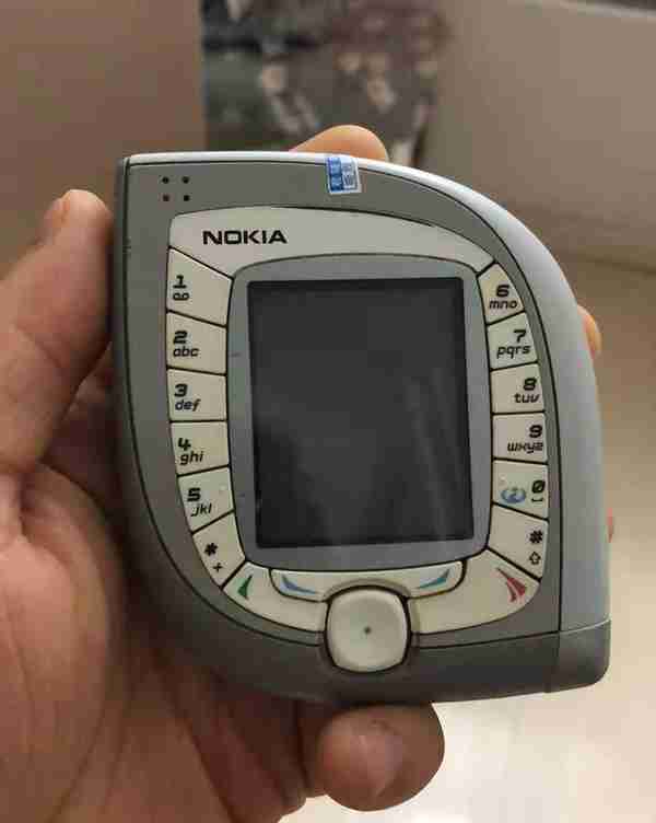 这台十六年前的诺基亚手机，当年要卖五千块，如今只能换脸盆