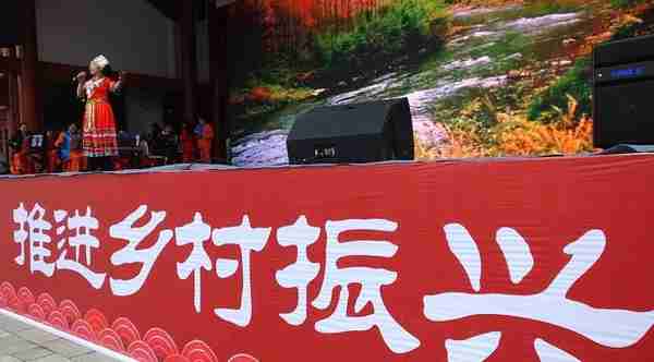 湖北宜昌：民间艺人展示草编工艺品，花篮售价1200元，草龙500元