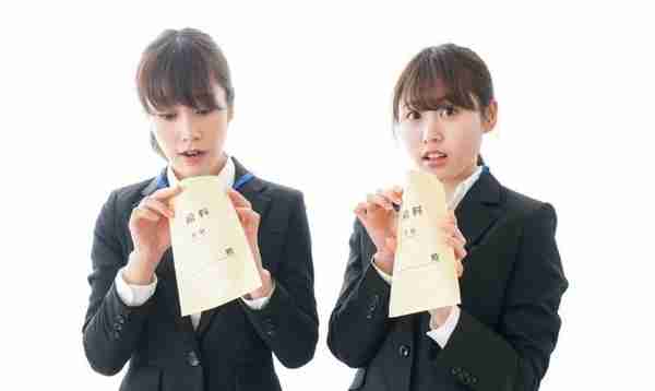在日本，刚毕业的职场新人第一个月的工资有多少？