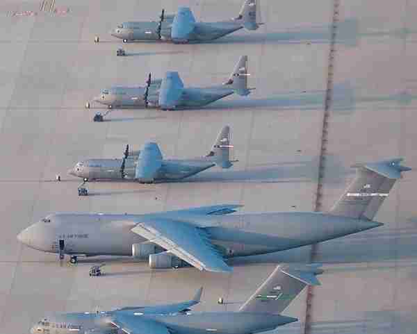 C-130运输机到底有多大？把它放在C17和C5中比就知道了