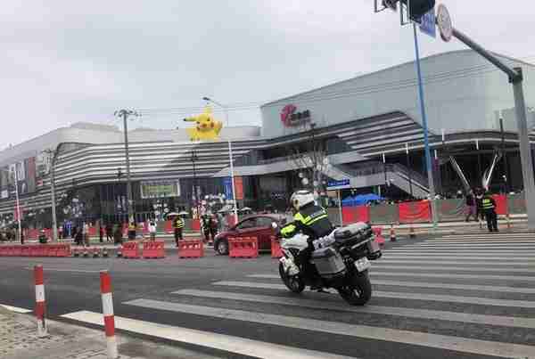 印象城开业大客流带来大车流，松江警方全力护航道路安全有序