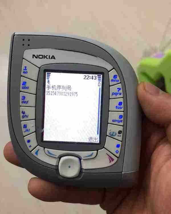 这台十六年前的诺基亚手机，当年要卖五千块，如今只能换脸盆
