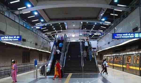 中国游客第一次体验印度地铁：整洁有序，设施先进，不比中国差