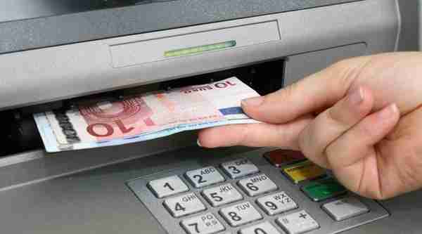 将存款从一张银行卡转到另一张银行卡上，怎样转才能不收手续费？