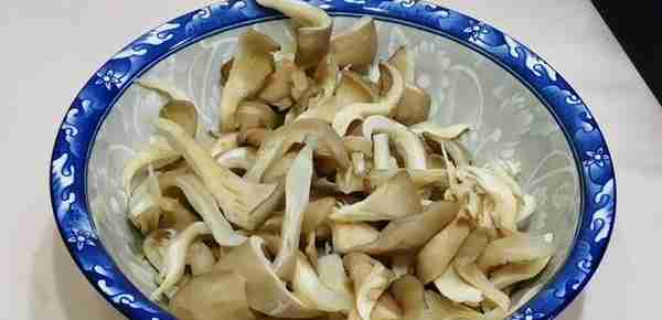 秋天多吃蘑菇，教你炸蘑菇最好吃做法，又酥又脆不吸油，太香了