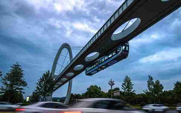 新华全媒+丨驶向未来！国内首条商用运营城市空轨在武汉建成试跑