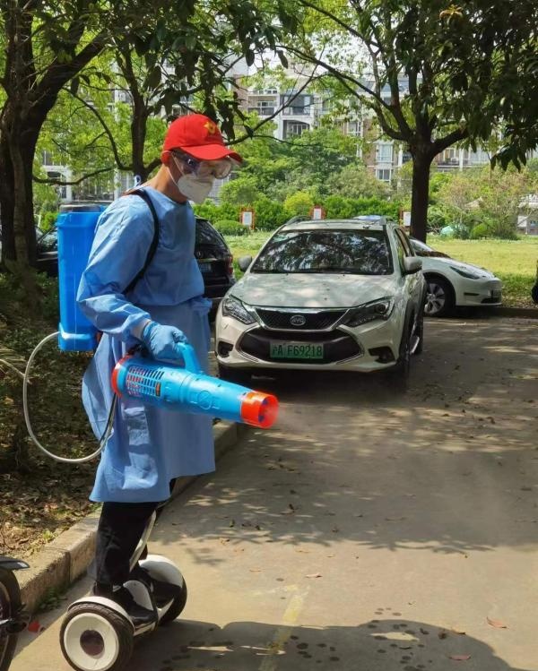 上海女生比大白叔叔还高，选考生物做起核酸助手，边迎战高考边志愿服务