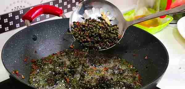 做花椒油，可别下锅就炸，大厨都是这么做，花椒油又麻又香不发苦