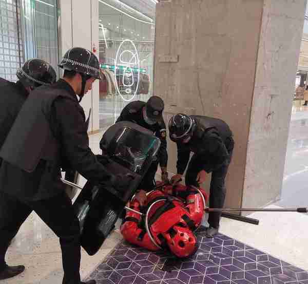 印象城开业大客流带来大车流，松江警方全力护航道路安全有序