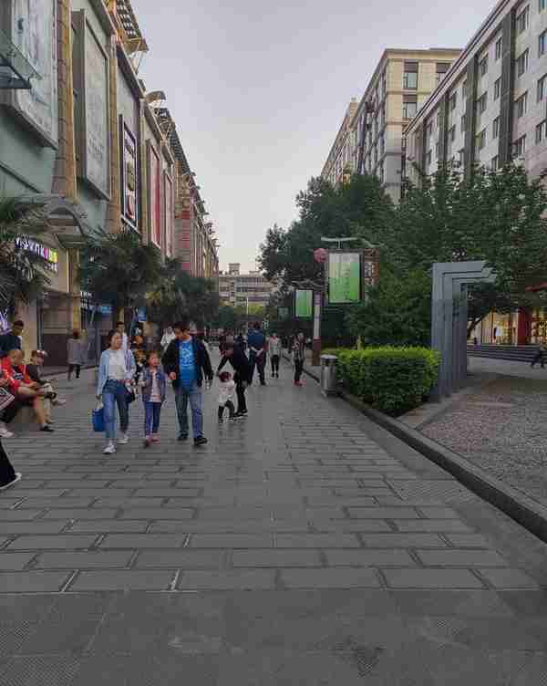 西安骡马市步行街，与同在西部的春熙路等步行街还有较大差距