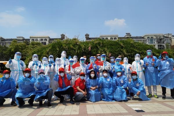 上海女生比大白叔叔还高，选考生物做起核酸助手，边迎战高考边志愿服务